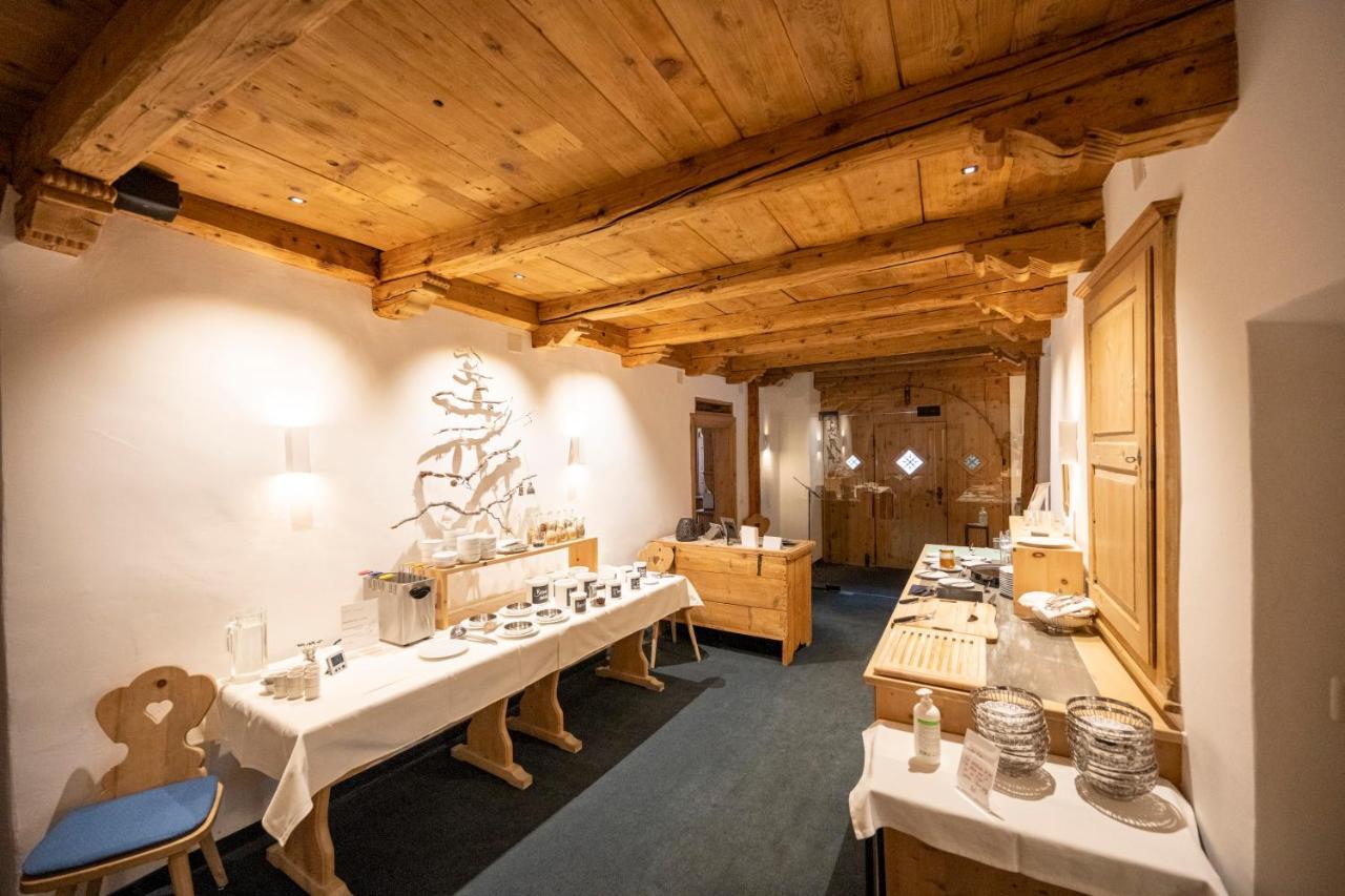 Hotel Engiadina Скуол Екстериор снимка